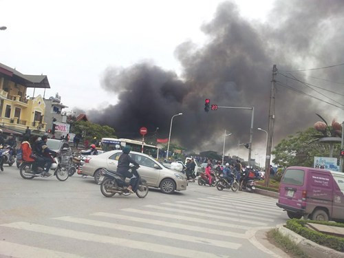 3. Cháy lớn tại chợ Nhật Tân, nhiều tiểu thương trắng tay. Trưa 11/12, một vụ cháy lớn đã xảy ra tại chợ Nhật Tân (đường Âu Cơ, Tây Hồ, Hà Nội) khiến các tiểu thương náo loạn. Đám cháy được xác định phát ra từ 1 cửa hàng nhựa trong chợ, nghi do chập điện, sau đó làn sang các gian hàng vải bên cạnh và bùng phát dữ dội, khói đen bốc cao hàng chục mét.