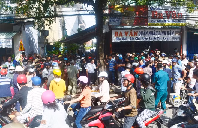 Nhiều người hiếu kỳ kéo đến đến xem khiến giao thông qua khu vực bị ùn tắc.