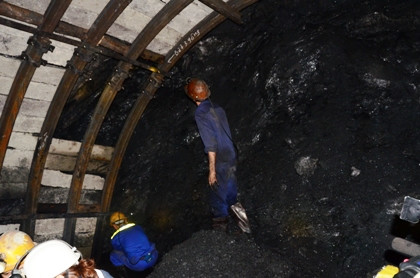 Sập mỏ than ở Quảng Ninh, 2 công nhân bị vùi lấp. Khoảng 6h ngày 20/11/2012, tại khu vực lò chợ vỉa 12 của Xí nghiệp than Hồng Thái (huyện Đông Triều, tỉnh Quảng Ninh), thuộc Công ty than Uông Bí (Vinacomin) xảy ra sự cố sập lò chợ từ mức +115 đến +170, làm hai công nhân tên Nguyễn Quốc Huy (27 tuổi) và Phạm Văn Quý (42 tuổi) bị vùi lấp.