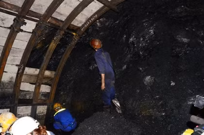 Sập mỏ than ở Quảng Ninh, 2 công nhân bị vùi lấp. Khoảng 6h ngày 20/11/2012, tại khu vực lò chợ vỉa 12 của Xí nghiệp than Hồng Thái (huyện Đông Triều, tỉnh Quảng Ninh), thuộc Công ty than Uông Bí (Vinacomin) xảy ra sự cố sập lò chợ từ mức +115 đến +170, làm hai công nhân tên Nguyễn Quốc Huy (27 tuổi) và Phạm Văn Quý (42 tuổi) bị vùi lấp.