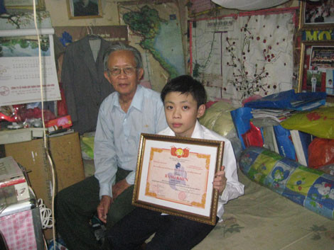 Cậu bé Hoàng Thân, người dân tộc Tày, quê ở Định Hóa, Tuyên Quang, khi mới chưa đầy 3 tuổi đã đọc sách báo vanh vách. Điều đặc biệt là khả năng đọc của Hoàng Thân hoàn toàn tự nhiên chứ không được ai dạy dỗ, gia cảnh nhà cậu bé cũng rất khó khăn. Khả năng đặc biệt của Hoàng Thân đã được ông Cung Văn Hóa, một người bạn chiến đấu của ông ngoại bé phát hiện và đưa về Hà Nội chăm sóc, nuôi dưỡng, mong mài dũa thành viên ngọc quý, khi Thân hơn 3 tuổi. Hai ông cháu đã có thời gian sống trong căn phòng trọ chật chội chỉ 10m2 giữa lòng thành phố cùng với đồng lương hưu ít ỏi.