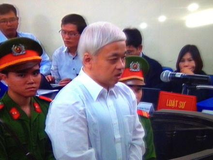 Tuy nhiên, mỗi khi được Hội đồng xét xử hỏi, bị cáo Kiên thường trình bày với thời gian dài nhất. Ông vẫn tỏ ra bình tĩnh, trình bày vấn đề mạch lạc.