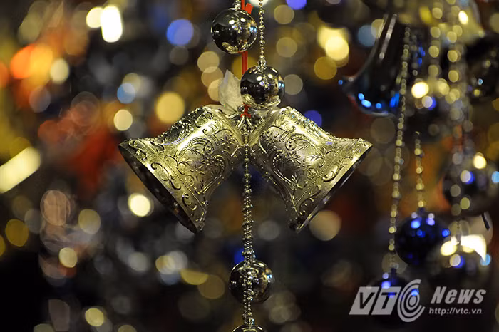 Những chiếc chuông Thánh đường được treo trong lễ Giáng Sinh mang ý nghĩa chào mừng Chúa Cứu thế xuống trần.