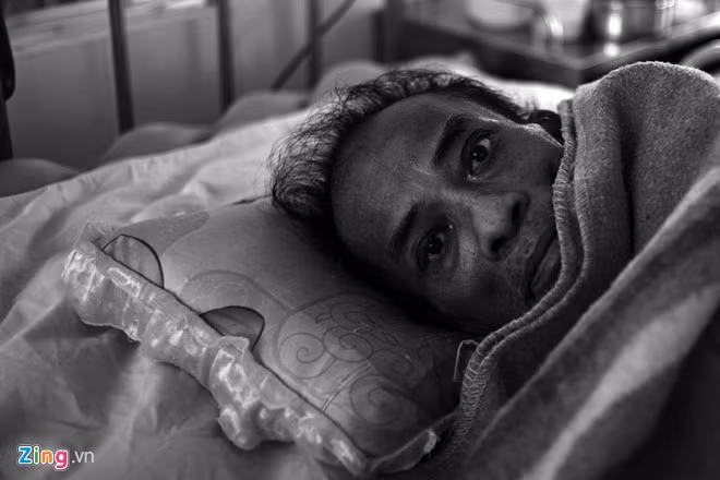 “Mỗi lần chứng kiến bệnh nhân đau đớn ra đi, ai nấy đều rất buồn và tiếc thương”, bác sĩ Long, Giám đốc Bệnh viện Nhân Ái tâm sự.