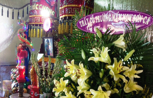 Bé trai được đưa đi cấp cứu ngay sau đó nhưng do chấn thương ở vùng đầu quá nặng em đã tử vong lúc 23h45 cùng ngày.