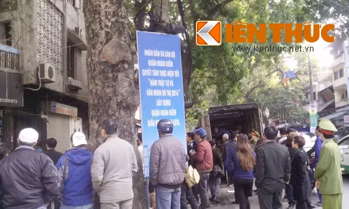 4. Gần trăm cảnh sát "vây" 2 người ôm bom xăng cố thủ. Sáng 12/12, tại ngôi nhà 61B Lò Sũ, quận Hoàn Kiếm, Hà Nội, khi nhà chức trách quận Hoàn Kiếm đưa lực lượng tới cưỡng chế, 2 đối tượng bị đòi nhà ôm bom xăng cố thủ bên trong. Cụ thể, hai anh em ông Bùi Tiến Dũng (52 tuổi) và Bùi Tiến Cường đã mang 40 lít xăng đổ xuống sàn tầng 3, cùng 4 bình gas để ngoài cửa.