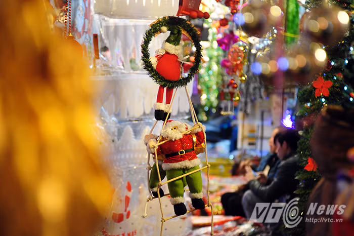 Ông già Noel, tinh thần của ngày lễ Giáng Sinh. Ông già Noel hay thánh Nicolas được biết đến với tình yêu đối với trẻ em, theo truyền thuyết ông sống và làm việc ở Bắc Cực. Vào đêm Giáng Sinh, ông sẽ tới nhà và phát quà cho những đứa trẻ ngoan.