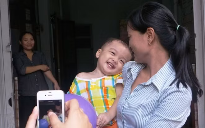 Cháu bé hiện được các cán bộ của phường này chăm sóc. Phường cũng quyết định sẽ đưa bé vào Trung tâm bảo trợ xã hội. Tới ngày 9/12 thì cơ quan công an đã xác minh việc cặp vợ chồng trên đã từng nuôi dưỡng bé và đang xem xét cho họ nhận lại cháu.