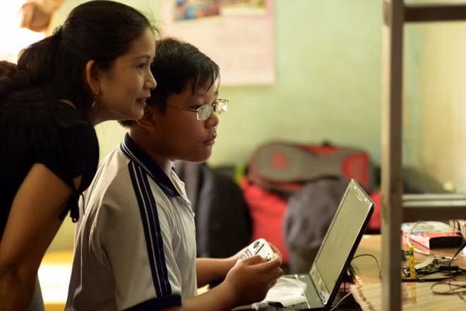 Hàng ngày, sau khi học xong chương trình lớp 7 ở trường THCS Nguyễn Gia Thiều (Q.Tân Bình, TP HCM), Hảo lại cắp sách đi học lập trình cùng các sinh viên. Thậm chí, cậu bé 13 tuổi này còn được bầu làm nhóm trưởng. D o gia cảnh khó khăn, hiện thần đồng nhí đang sống cùng mẹ đang sống nhờ trong một căn phòng chung cư 24m2 của một người dì ở quận Tân Bình.