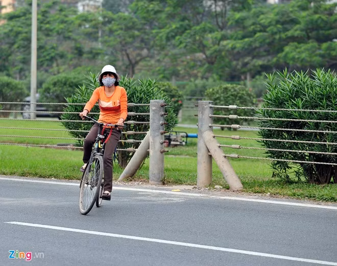 Không khó để bắt gặp xe đạp đi tắt qua đây.