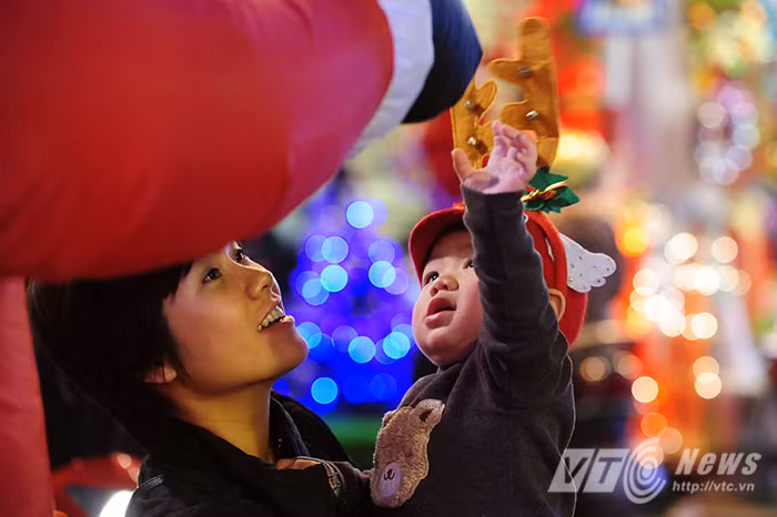 Vào những ngày này, các em nhỏ thường cùng cha mẹ tới phố Hàng Mã, Lương Văn Can để tận hưởng không khí Giáng Sinh.