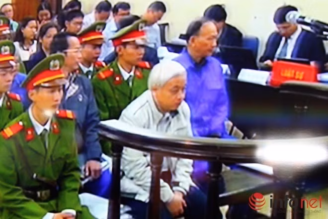 Mỗi lần đứng lên trình bày lâu, bị cáo này đều xin ngồi với lý do bị cao huyết áp và được chủ tọa đồng ý.