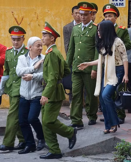 Bầu Kiên ngoái nhìn vợ chiều 1/12 trước khi về trại giam.