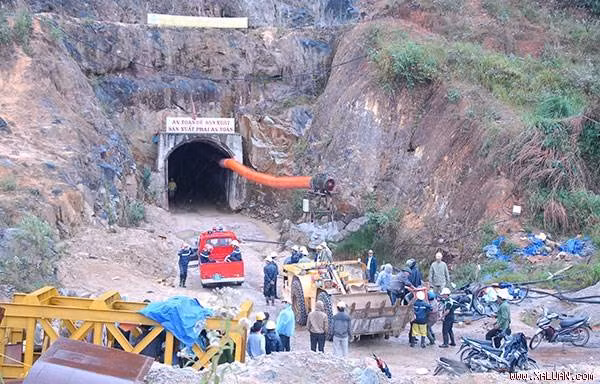 Hiện trường bên ngoài vụ sập hầm. Khu vực hầm sập cách khu dân cư xã khoảng 1 km. Khoảng 200 người đang tập trung trước cửa miệng hầm triển khai phương án cứu hộ.