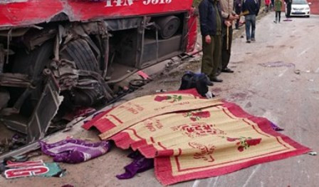 Nguyên nhân ban đầu của vụ tai nạn được xác định là do chiếc xe container cua nhanh, mất lái va vào bên sườn trái xe khách. Ngày 17/12, Công an tỉnh Quảng Ninh đã ra quyết định khởi tố vụ án vi phạm quy định điều khiển phương tiện giao thông đường bộ gây hậu quả nghiêm trọng để điều tra đối với lái xe Bùi Xuân Hà (30 tuổi, trú quận Kiến An, Hải Phòng), lái xe container đã gây ra vụ tai nạn trên. Sáng cùng ngày, lái xe Hà đến cơ quan CSĐT Công an tỉnh Quảng Ninh đầu thú.