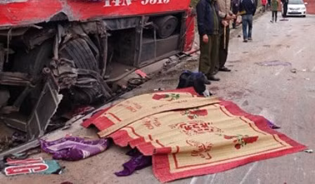 Nguyên nhân ban đầu của vụ tai nạn được xác định là do chiếc xe container cua nhanh, mất lái va vào bên sườn trái xe khách. Ngày 17/12, Công an tỉnh Quảng Ninh đã ra quyết định khởi tố vụ án vi phạm quy định điều khiển phương tiện giao thông đường bộ gây hậu quả nghiêm trọng để điều tra đối với lái xe Bùi Xuân Hà (30 tuổi, trú quận Kiến An, Hải Phòng), lái xe container đã gây ra vụ tai nạn trên. Sáng cùng ngày, lái xe Hà đến cơ quan CSĐT Công an tỉnh Quảng Ninh đầu thú.