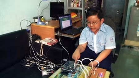 Nguyễn Dương Kim Hảo (SN 2001) là cậu bé biết viết phần mềm từ khi mới học lớp 3. Phát minh đầu tiên của Hảo là một phần mềm giúp giáo viên cộng điểm, tính trung bình cả năm hoặc một học kỳ cho học sinh. Sáng tạo được giải cao nhất của thần đồng nhí là bảng điều khiển thông minh giúp người sử dụng dễ dàng tắt các thiết bị điện khi đã ra ngoài nhà, xí nghiệp, công sở... Sản phẩm này đã giúp Hảo giành 2 huy chương vàng của Malaysia và Indonesia đồng thời đoạt giải thưởng đặc biệt của Viện Sáng tạo hàn lâm Hàn Quốc.