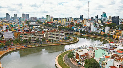 Một dân chơi sành sỏi cho biết, ở TP HCM có rất nhiều cầu song cứ quan sát thấy khu vực cầu nào nhiều nhà nghỉ, khách sạn mini là nơi đó “bướm đêm” hoạt động mạnh. Hễ ai đi xe chậm, mắt “đánh võng” từ chân tới cổ là các cô gái bán hoa ở đây biết khách đang tìm hàng và sẽ vẫy gọi, chạy ra mời mọc, thỏa thuận giá cả. Nếu cả 2 đồng ý thì sẽ lên xe đi luôn, hoặc lấy số điện thoại và địa chỉ rồi khách mua dâm đi trước, các cô gái sẽ tới sau.