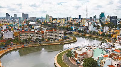 Một dân chơi sành sỏi cho biết, ở TP HCM có rất nhiều cầu song cứ quan sát thấy khu vực cầu nào nhiều nhà nghỉ, khách sạn mini là nơi đó “bướm đêm” hoạt động mạnh. Hễ ai đi xe chậm, mắt “đánh võng” từ chân tới cổ là các cô gái bán hoa ở đây biết khách đang tìm hàng và sẽ vẫy gọi, chạy ra mời mọc, thỏa thuận giá cả. Nếu cả 2 đồng ý thì sẽ lên xe đi luôn, hoặc lấy số điện thoại và địa chỉ rồi khách mua dâm đi trước, các cô gái sẽ tới sau.