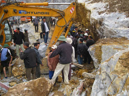 Sập mỏ đá ở Nghệ An, 18 người thiệt mạng. Sáng 1/4/2011, sau tiếng ầm vang dội, cả dãy đá dài hàng trăm mét ở mỏ đá Lèn Cờ, Nghệ An đổ xuống, đè hơn 20 công nhân đang làm việc. Vụ tai nạn đã khiến 18 người thiệt mạng, những người còn lại bị thương nặng, dù đã được các cơ quan chức năng và người dân nỗ lực giải cứu.