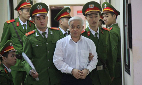 Hơn 7 tháng sau, tại phiên tòa xử phúc thẩm mở màn ngày 28/11, bầu Kiên xuất hiện khá tươm tất trong trang phục quần âu, áo sơ mi trắng sơ vin, đi giày. Tuy nhiên, luật sư của ông Kiên cho biết, ông đã sụt giảm 25kg so với thời điểm trước khi bị bắt giam.