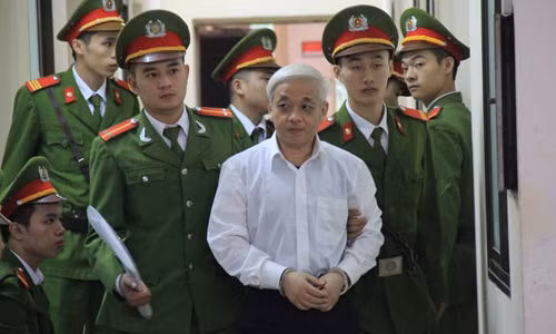 Hơn 7 tháng sau, tại phiên tòa xử phúc thẩm mở màn ngày 28/11, bầu Kiên xuất hiện khá tươm tất trong trang phục quần âu, áo sơ mi trắng sơ vin, đi giày. Tuy nhiên, luật sư của ông Kiên cho biết, ông đã sụt giảm 25kg so với thời điểm trước khi bị bắt giam.