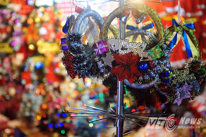 Vòng lá hình tròn nói lên tính cách vĩnh hằng và tình yêu thương vô tận của Thiên Chúa.