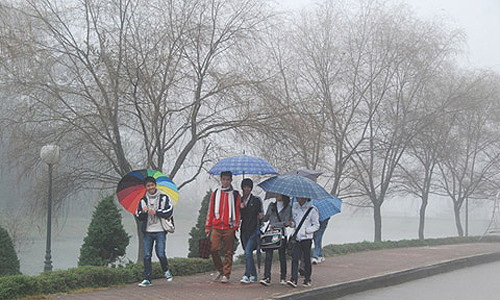 Do ảnh hưởng của không khí lạnh tăng cường, khu vực Hà Nội nhiều mây, có mưa vài nơi, trời rét.