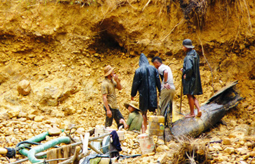 Sập hầm vàng ở Quảng Nam, 3 người mất mạng. Tối 11/1/2014, một vụ sập hầm vàng tại địa phận thôn 8, xã Phước Hiệp, huyện Phước Sơn, tỉnh Quảng Nam đã xảy ra, khiến 3 người thiệt mạng là Hà Anh Tấn (20 tuổi), Bùi Văn Hưng (29 tuổi) và Bùi Văn Thảo (25 tuổi) cùng trú thôn Suối Con (Kim Bôi - Hòa Bình).