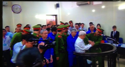 Ông được tòa tháo còng tay. Gọng nói của bầu Kiên tại phiên tòa phúc thẩm không còn sang sảng và đầy quyền uy như tại phiên sơ thẩm.