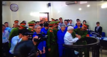 Ông được tòa tháo còng tay. Gọng nói của bầu Kiên tại phiên tòa phúc thẩm không còn sang sảng và đầy quyền uy như tại phiên sơ thẩm.