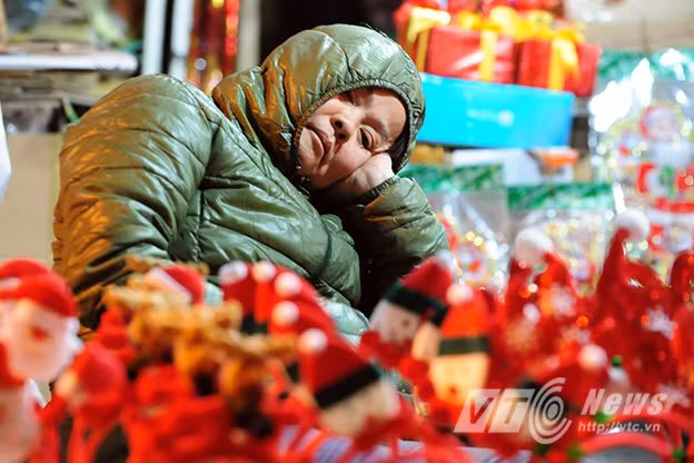 Dù còn gần một tuần nữa mới tới ngày lễ Giáng Sinh, lượng khách chưa đông nhưng nhiều người vẫn cố dọn hàng muộn để thu hút thêm nhiều người mua quà Noel.