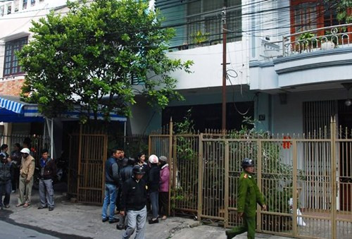 10. Hai nữ sinh ngoan, học giỏi trường chuyên treo cổ tự tử. Vụ việc trên được phát hiện vào sáng sớm 11/12 tại một ngôi nhà trên đường Hoàng Văn Thụ, TP Đà Lạt (Lâm Đồng) - là nơi các nạn nhân thuê trọ. Hai nạn nhân được xác định là em Nguyễn Khánh Linh, lớp chuyên Hóa 1 và Trần Phan Mai Phương, lớp chuyên Văn, Trường THPT Chuyên Thăng Long Đà Lạt, Lâm Đồng. Theo các thầy cô giáo trường này, cả hai nạn nhân đều có học lực rất tốt, tính tình hiền lành, ngoan ngoãn. Hiện vẫn chưa rõ nguyên nhân 2 nữ sinh này treo cổ tự tử.