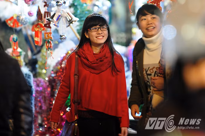 Không chỉ các em nhỏ, nhiều bạn trẻ cũng rất hào hứng chọn đây là địa điểm đi chơi giáng sinh.