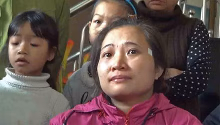 Chị Duyên không cầm được nước mắt đợi thông tin của con gái.