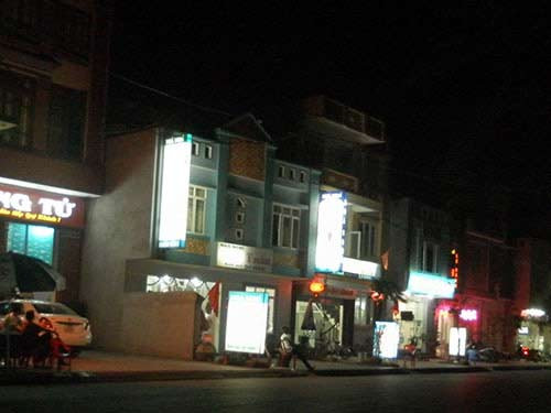 Ngoài những địa điểm riêng lẻ, Đồ Sơn còn có cả một khu vực mà người dân địa phương ở đó quen gọi là khu "đèn đỏ" dành cho các hoạt động "vui vẻ" của các quý ông. Nếu du khách "lạc" vào đây sẽ được cả một đội ngũ "cò" cùng vô vàn các cô gái ăn mặc mát mẻ mời chào. Không ai hiểu bằng cách nào mà những động cave ở đây lúc nào cũng tuyển được hàng mới, trẻ trung.