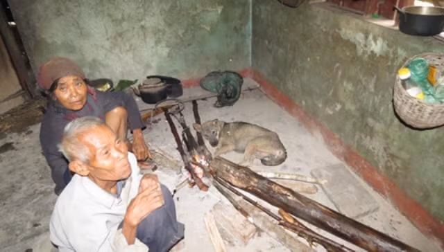 Người già Rục bên bếp lửa.