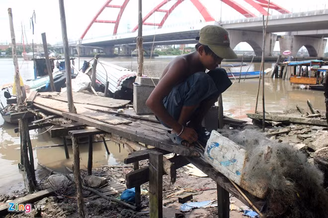 Theo những ngư dân ở đây, họ vẫn giữ cách thức đánh cá thuần ngư từ xưa, đó là dùng chài, lưới tuyệt đối không chích điện. "Những lúc nước cạn là lúc nhiều cá nhất, việc đi chài vì vậy cũng theo con nước". Trung bình mỗi ngày một ngư dân kiếm được khoảng 100.000 đồng tiền bán cá, may mắn nếu trúng có thể được 200.000 đồng. "Bây giờ nước sông ô nhiễm nên cá cũng ít theo, cuộc sống vì vậy mà khó khăn hơn nhiều", ngư dân Nguyễn Văn Minh, sinh năm 1962, chia sẻ.