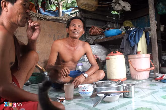 Anh Minh và anh Chứng là em ruột của ông Chúc. Hai anh em anh Minh ở trên chiếc bè rách nát, hàng ngày cùng đi đánh cá rồi mang lên chợ Bình Lợi bán lấy tiền. "Ba anh em chúng tôi theo nghiệp cha từ nhỏ. Bao nhiêu năm làm nghề hạ bạc mà cũng vẫn chỉ chiếc thuyền rách". Cả hai không dám lấy vợ vì khổ quá. " Mình nghèo kiết xác lấy vợ về nếu không hòa thuận thì khổ lắm", anh Minh tâm sự.