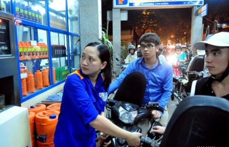 Đây là lần thứ 11 giá xăng dầu giảm liên tiếp trong năm nay.