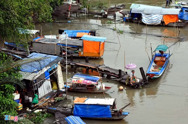 Trên sông Sài Gòn, đoạn thuộc phường 13, quận Bình Thạnh, hiện tồn tại một làng chài nghèo lọt thỏm giữa phố xá nhộn nhịp, cao ốc hiện đại. Xóm chài ngụ cự nằm lọt thỏm bên cầu Bình Lợi cũ và mới, neo đậu những chiếc ghe gỗ chắp vá, phủ những tấm bạt, mái tôn phía trên.