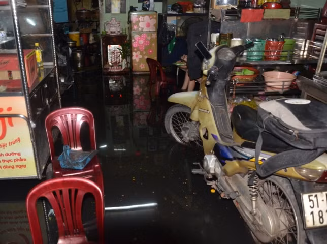 ...tràn vào nhà dân gây hư hỏng tài sản.