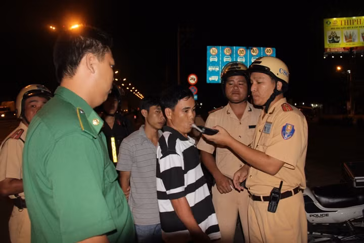 ...tiếp tục công tác chốt chặn kiểm tra nồng độ cồn người lái xe vi phạm.