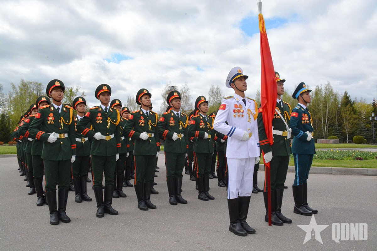 Nhung hinh anh “don tim” cua doan Viet Nam tham gia Le duyet binh tren Quang truong Do