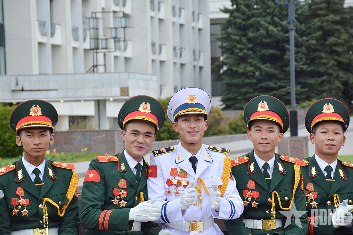Nhung hinh anh “don tim” cua doan Viet Nam tham gia Le duyet binh tren Quang truong Do-Hinh-9