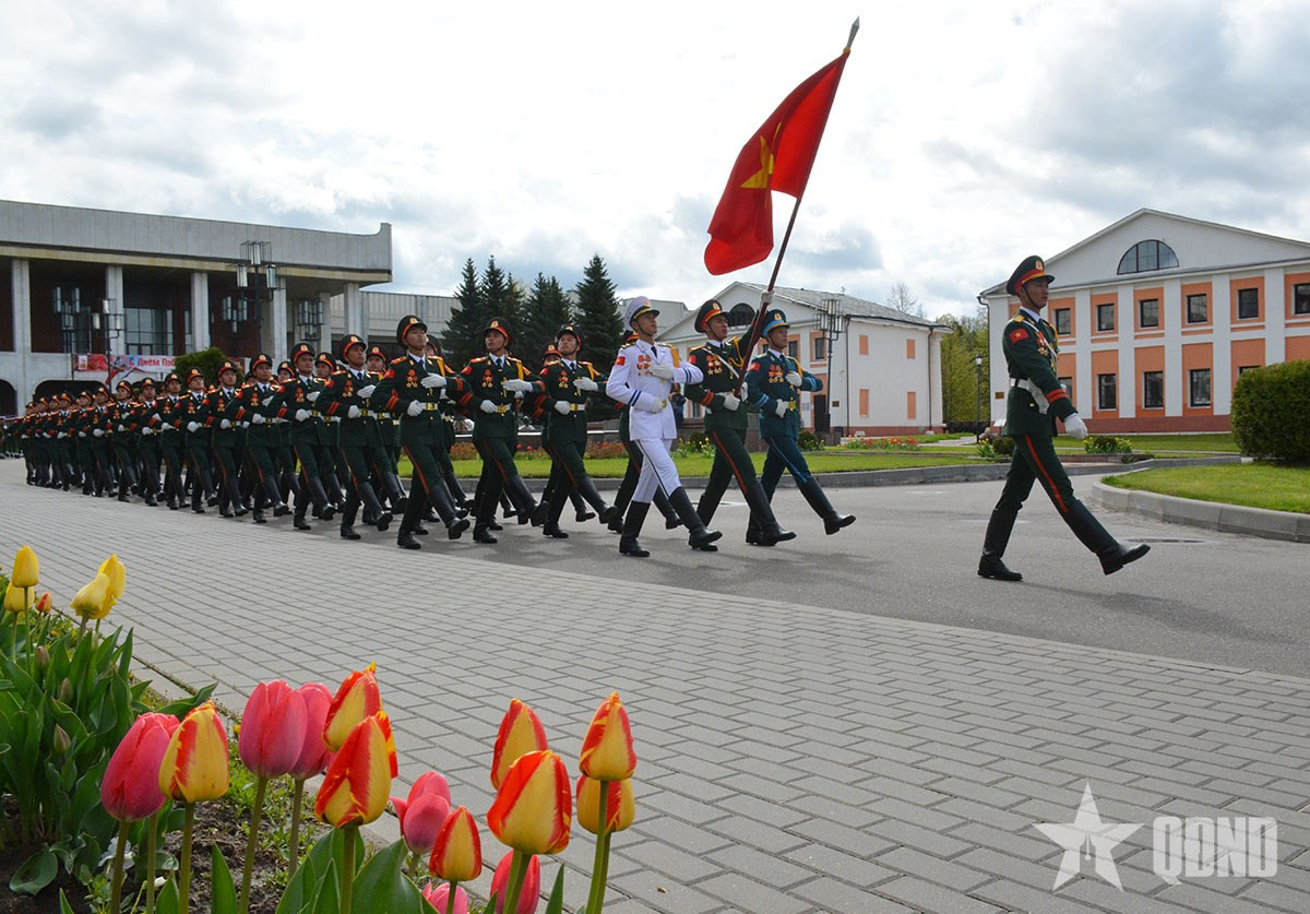 Nhung hinh anh “don tim” cua doan Viet Nam tham gia Le duyet binh tren Quang truong Do-Hinh-2