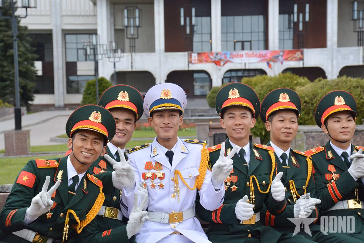 Nhung hinh anh “don tim” cua doan Viet Nam tham gia Le duyet binh tren Quang truong Do-Hinh-11