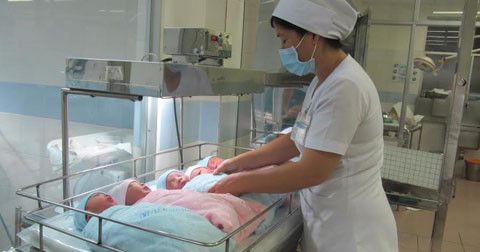 5 cháu bé sinh trong 45 phút đầu tiên của năm mới.