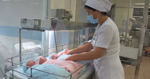 5 cháu bé sinh trong 45 phút đầu tiên của năm mới.