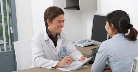 Bác sĩ Bertrand Farnault tư vấn cho bệnh nhân về việc tầm soát sớm một số bệnh lý liên quan đến ung thư tại Trung tâm Điều trị Ung thư Hy Vọng